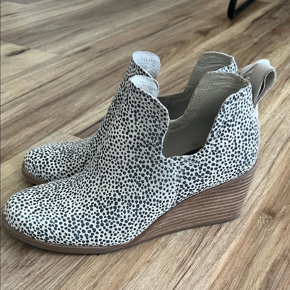 Stylish Women's Ankle Boots - Black and White